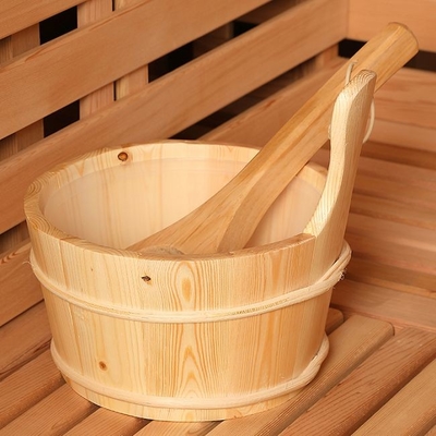屋外の無作法なヒマラヤスギの蒸気のサウナは瀝青の鉄片屋根ふきが付いている正方形を円形にした
